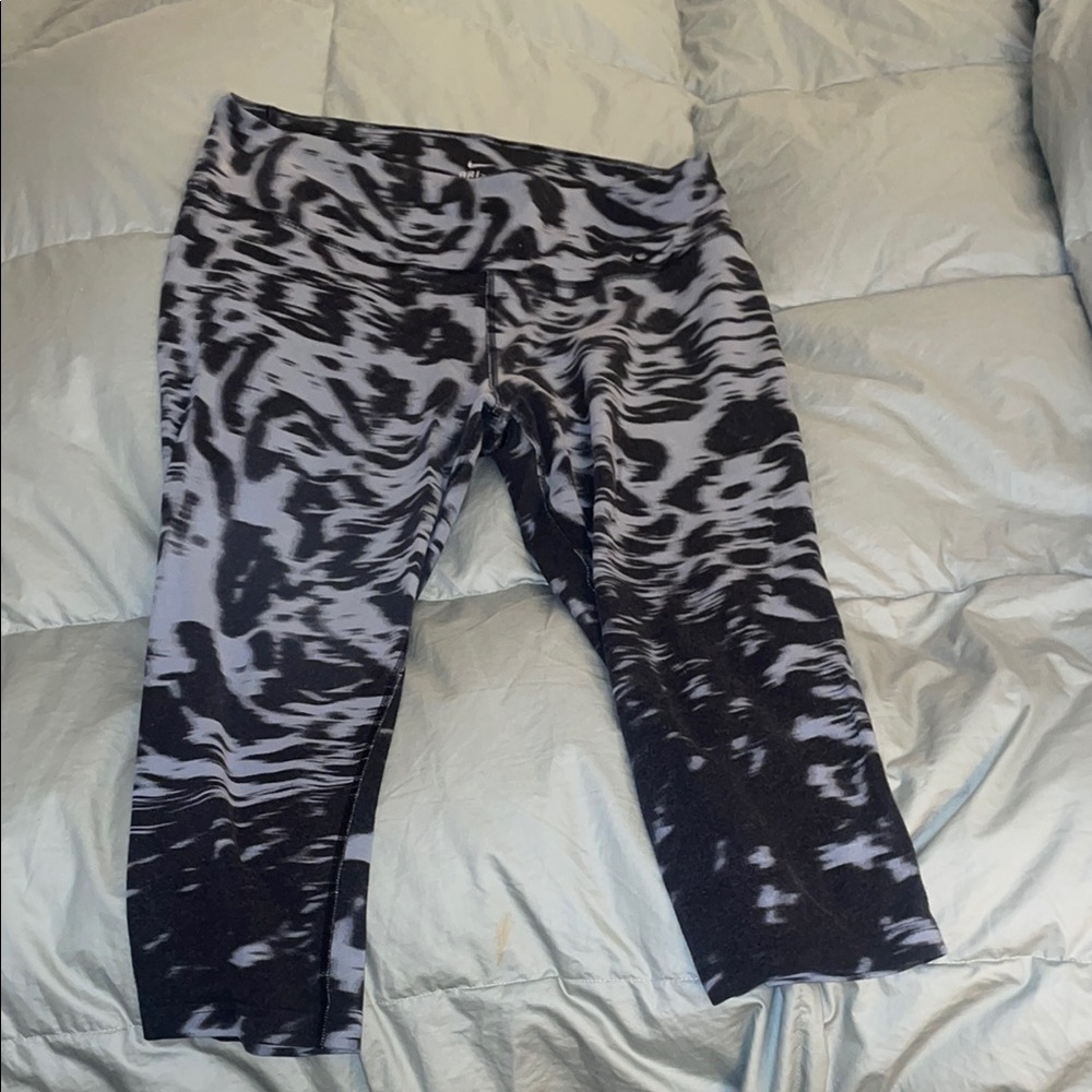 NIKE CAPRI LEGGINGS